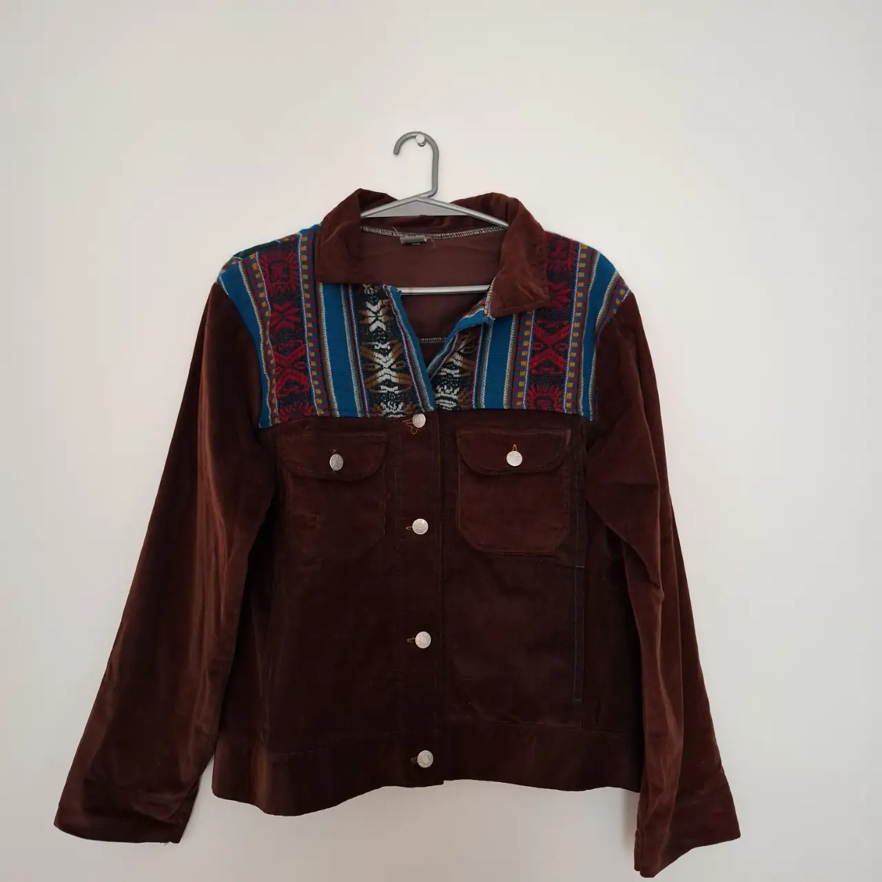 Campera de corderoy marrón con detalles étnicos en la parte superior. Ideal para un look casual y con onda.