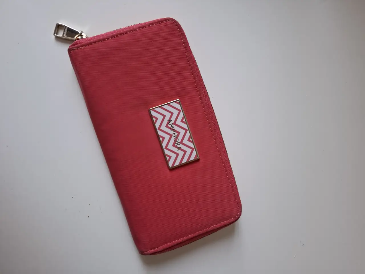 Billetera fucsia con cierre, ideal para guardar tus pertenencias de forma segura y organizada. Cuenta con múltiples compartimentos internos para tarjetas y billetes, y un diseño elegante y funcional.