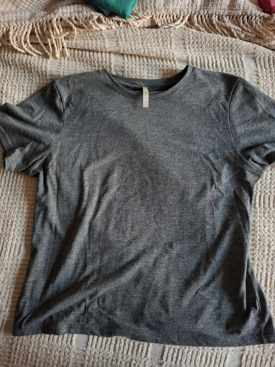 Remera de manga corta gris, ideal para un look casual y cómodo. Confeccionada en un tejido suave y ligero, perfecta para el día a día.