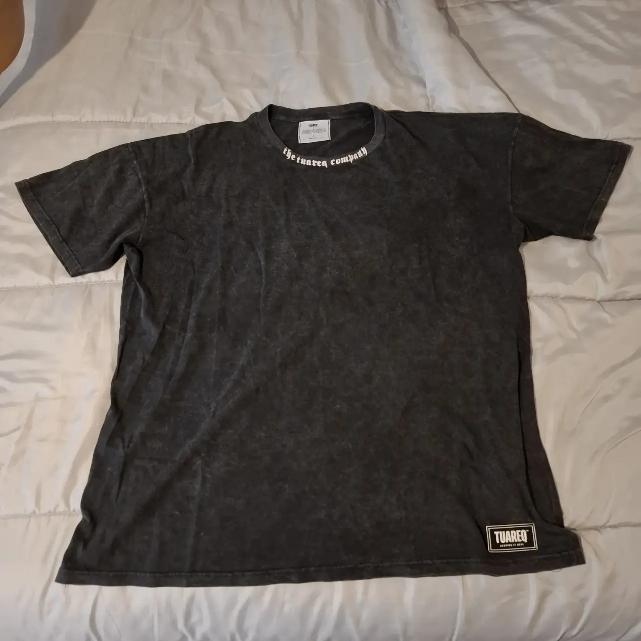 Remera oversize de hombre Tuareq, de algodón, color gris lavado. Con estampa del logo en el frente y la espalda. Talle L oversize, también va para xl over. Excelente estado