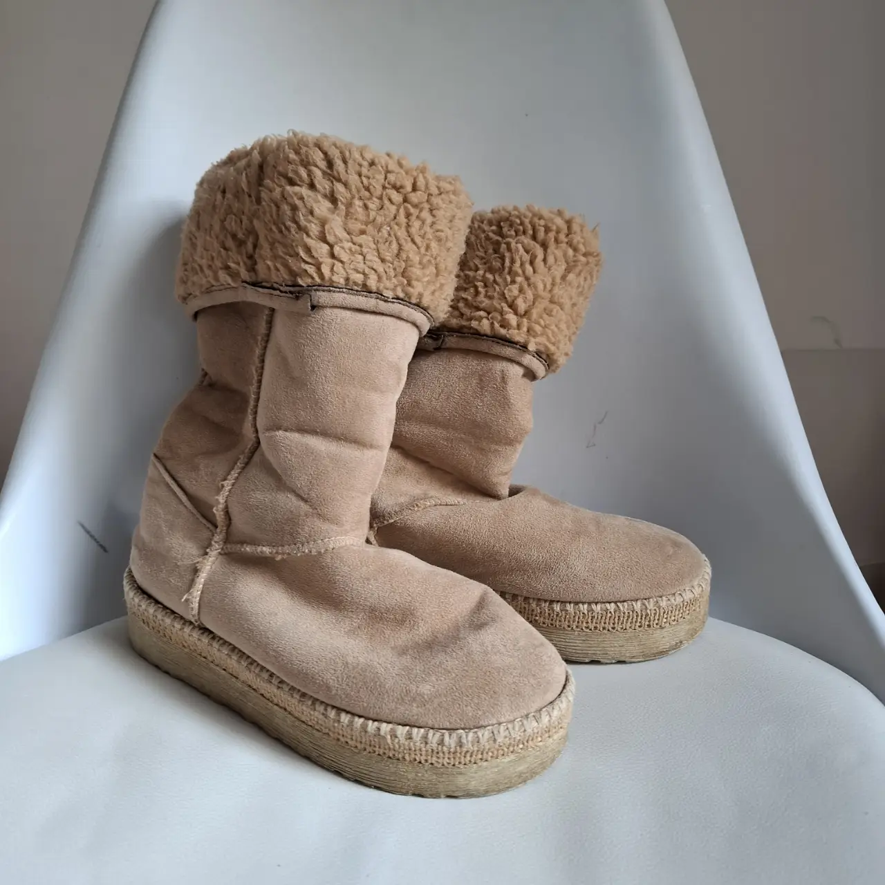 Botas de caña alta color marrón claro, con corderito en el interior. Suela de yute, son muy abrigadas y un poco pesadas.