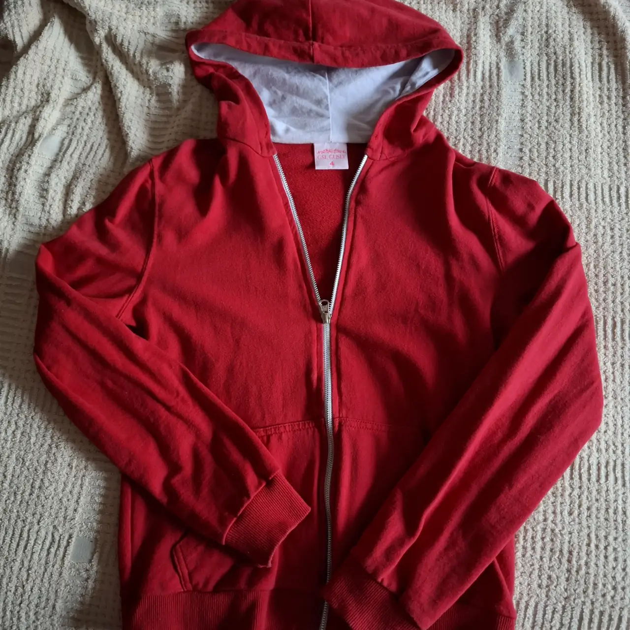 Buzo fucsia con cierre, seríaun M o S oversize. Livianito, con capucha y bolsillos.