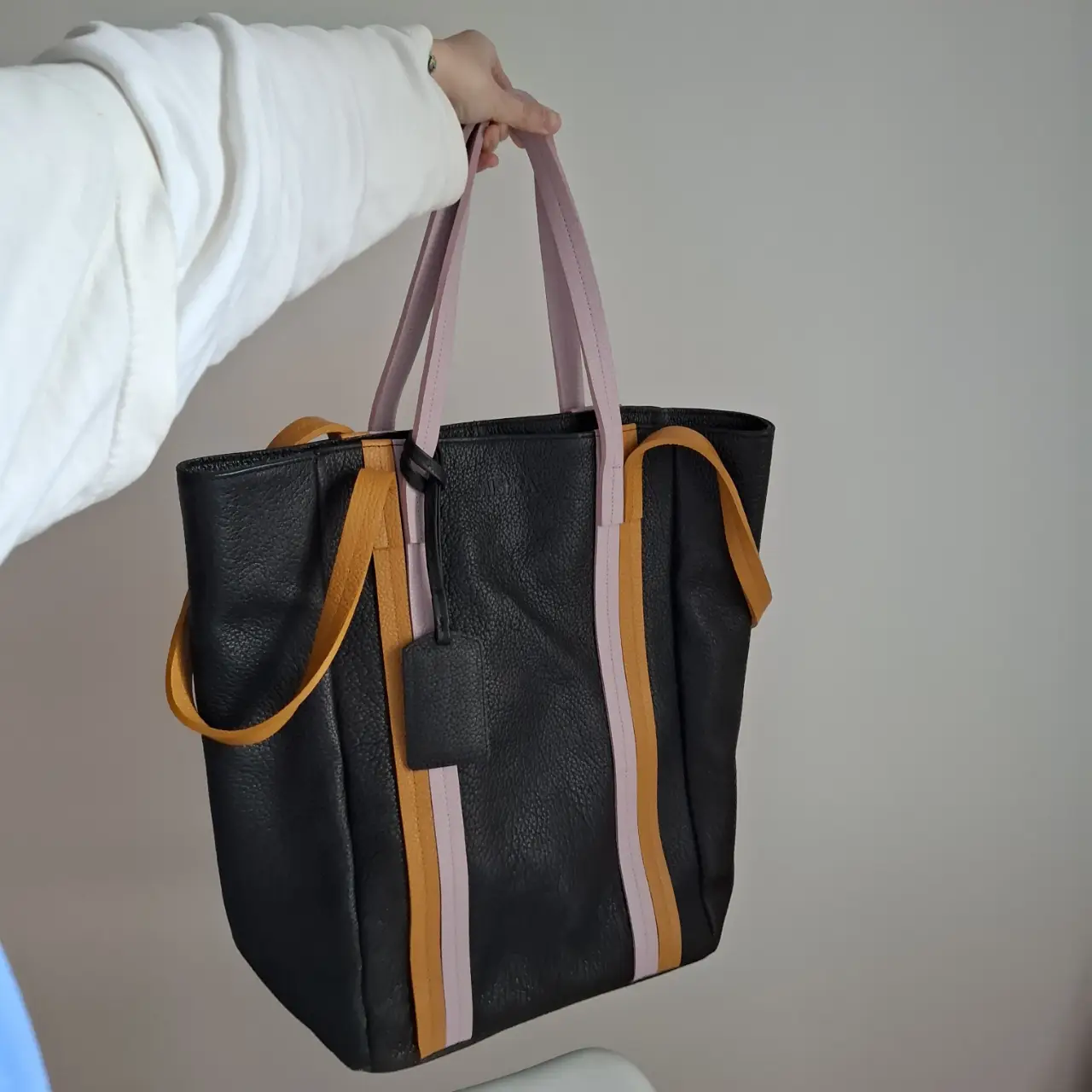 Maxi bolso Mishka negro de cuero con detalles en lila y mostaza. Ideal para llevar todo lo que necesitas con estilo y comodidad, super amplio. Nuevo, sin uso.