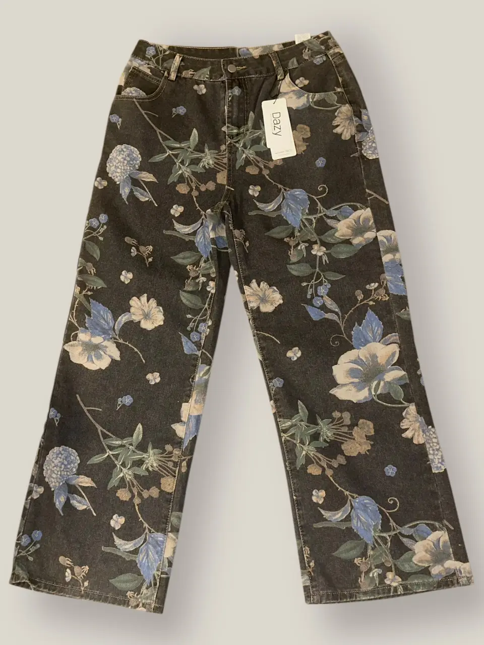 Jeans rectos de mujer con estampado floral en tonos oscuros. Tiro medio, ideales para un look casual y con onda.