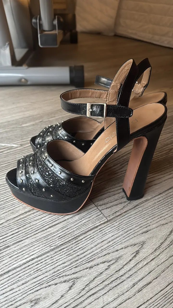 Sandalias de fiesta negras con plataforma y taco alto. Detalles de tachas y diseño elegante. sin caja!! 