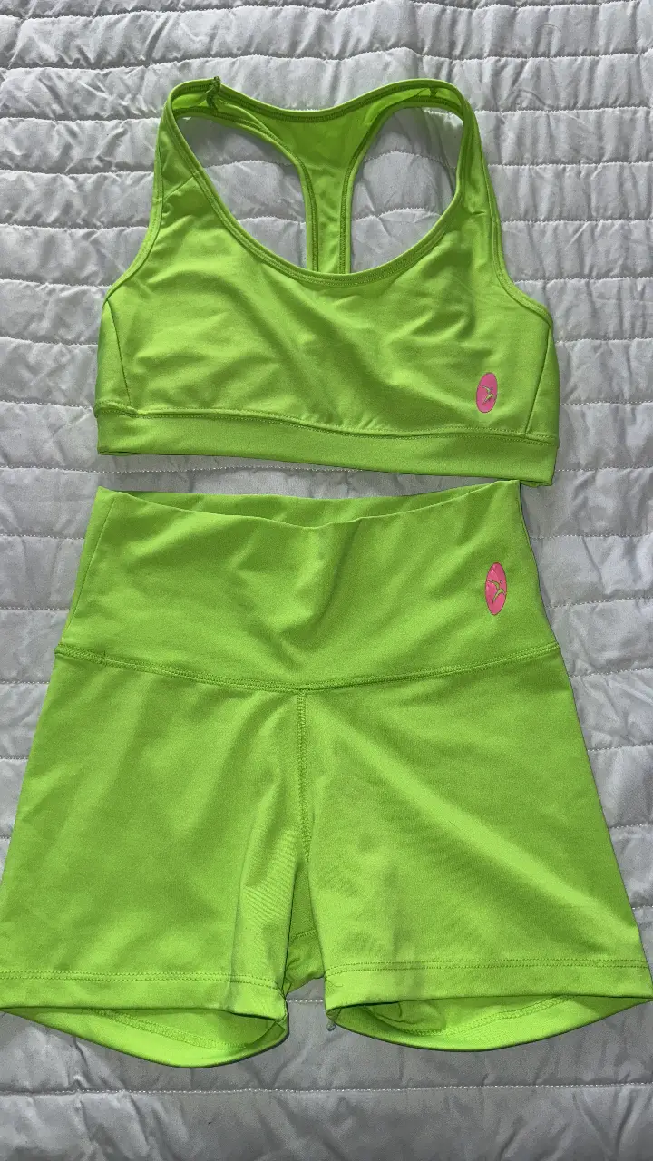 Conjunto deportivo de top y short en color verde lima. Ideal para entrenamientos y actividades físicas.