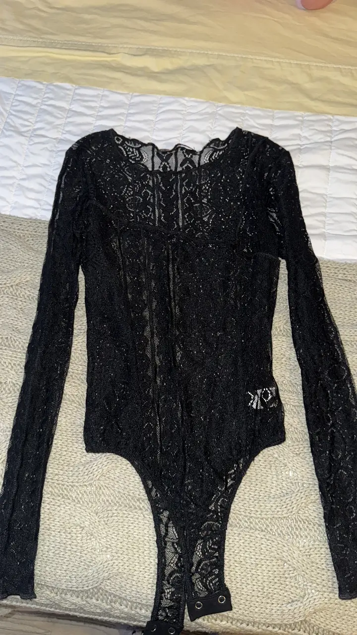 Body de encaje negro con mangas largas. Ideal para una noche especial o para darle un toque sensual a tu look diario.