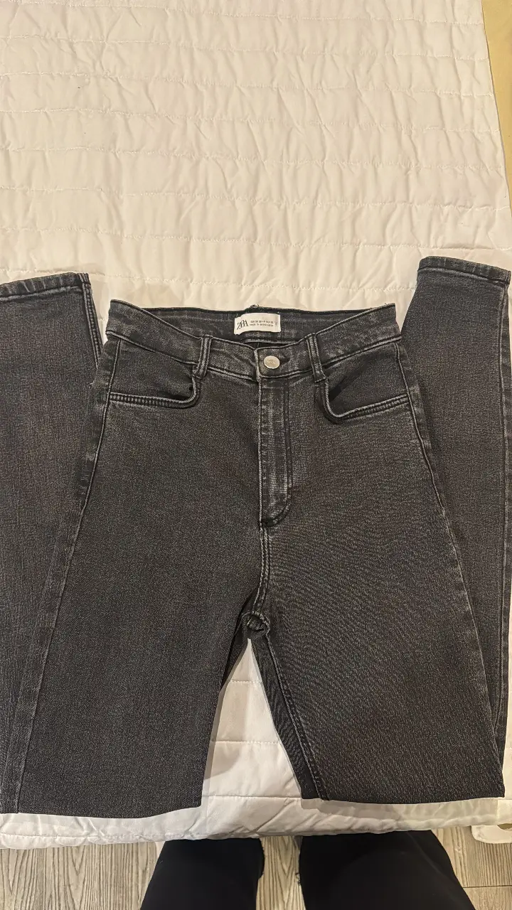 Jeans de mujer tiro alto, color gris oscuro, corte skinny. Un clásico que no puede faltar en tu guardarropa. Marca Zara.