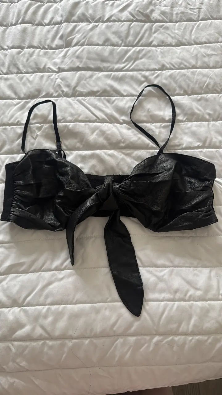 Top negro con lazo en el centro. Ideal para una salida o fiesta. eco cuero 