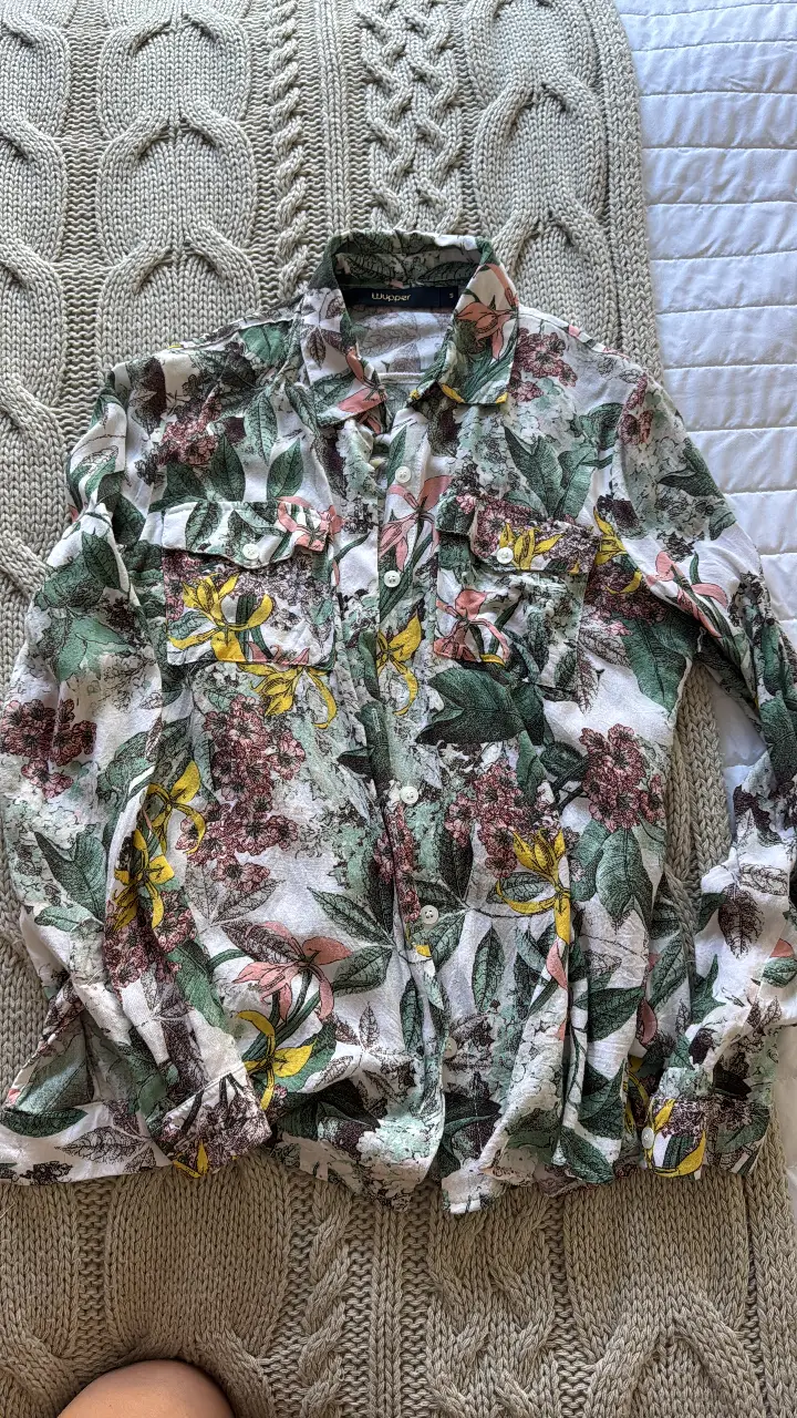 Camisa estampada con motivos florales, ideal para un look casual y fresco. Confeccionada en tela ligera y cómoda, perfecta para la primavera/verano. Estilo vintage y bohemio.