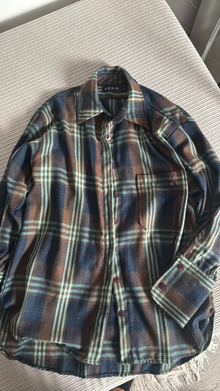Camisa a cuadros de mujer con un diseño clásico y atemporal. Confeccionada en un tejido suave y resistente, ideal para un look casual y cómodo. Perfecta para combinar con jeans 