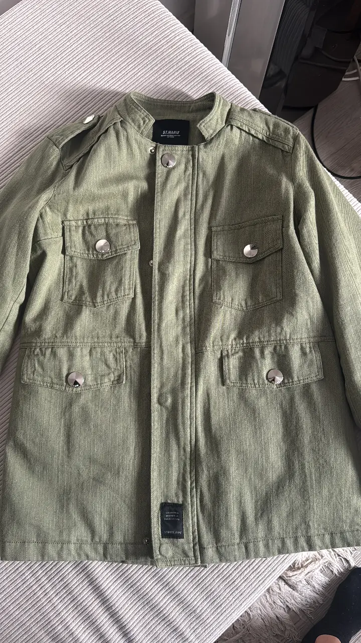 Campera estilo militar en color verde. Confeccionada en corderoy, presenta múltiples bolsillos y botones metálicos. Ideal para un look casual y con estilo.