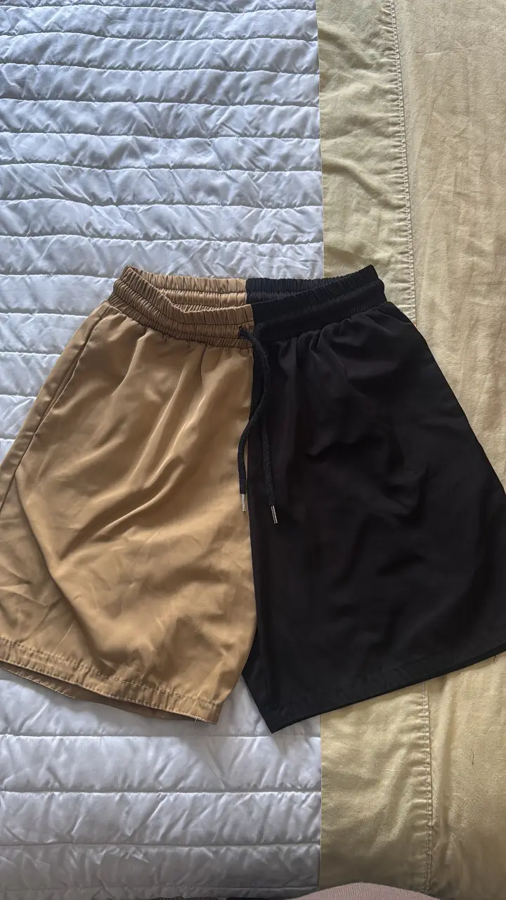 Short deportivo bicolor, con un lado en color khaki y el otro en negro. Ideal para actividades deportivas o para un look casual y moderno. Cuenta con cintura elastizada y cordón para un ajuste perfecto.