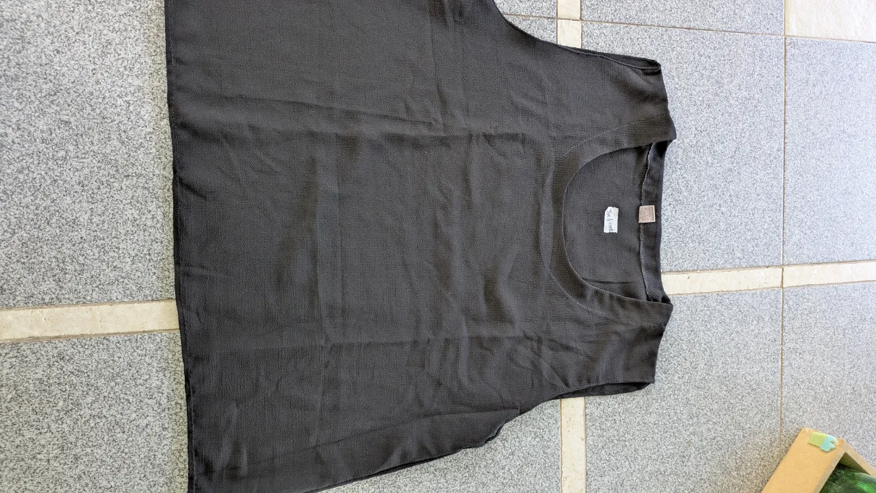 Musculosa lisa de color negro.