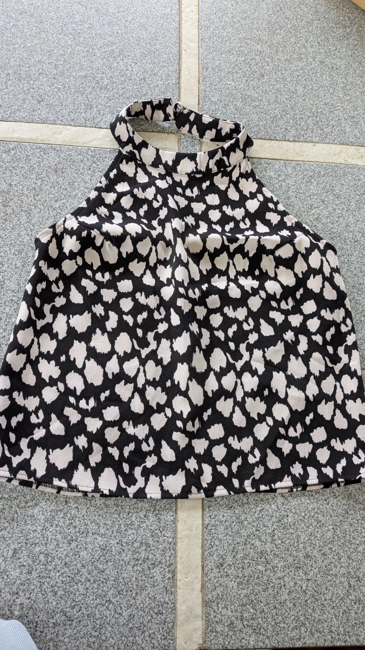 Top con estampa animal print en blanco y negro. Cuello halter con tiras.