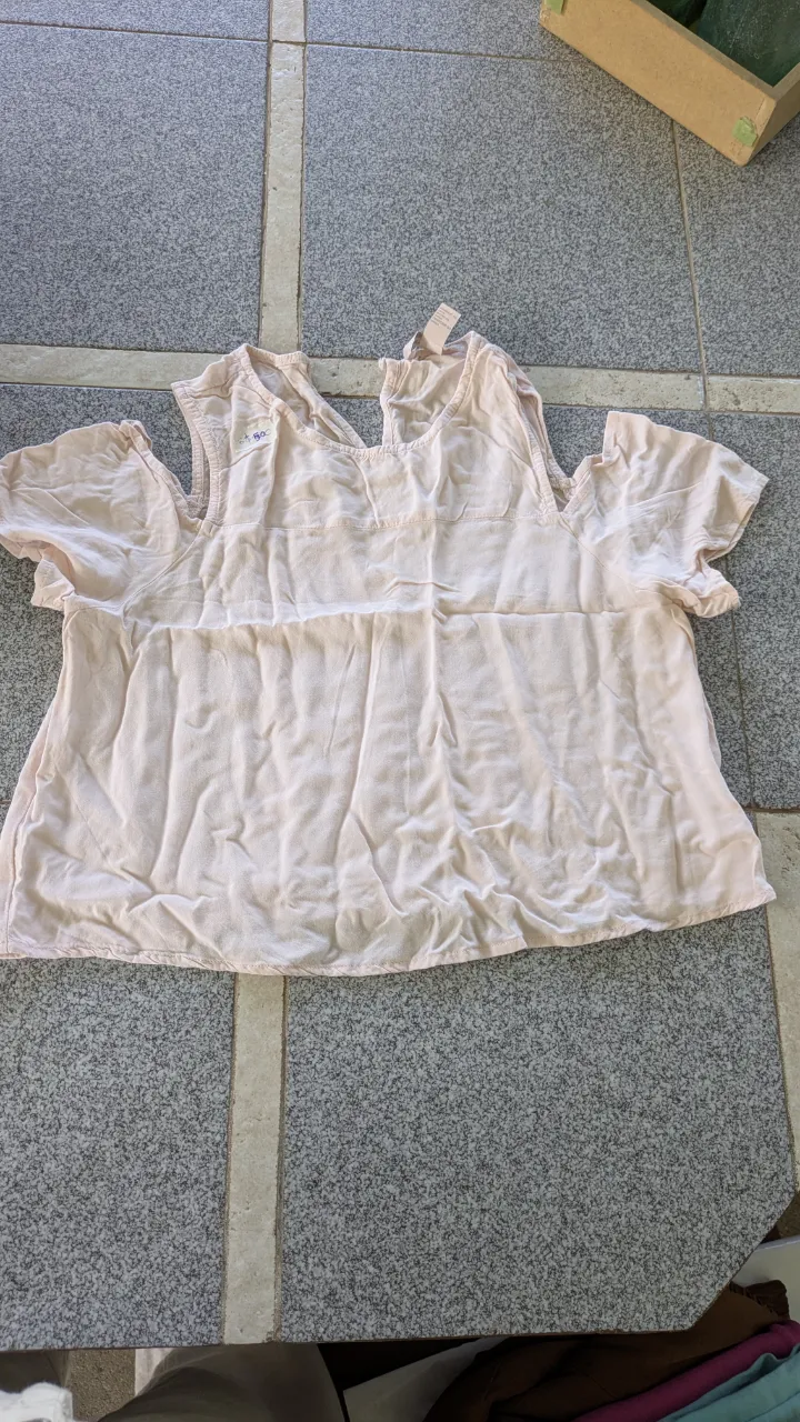 Remera rosa pálido con hombros descubiertos y tiras en los hombros. falta planchar jaja