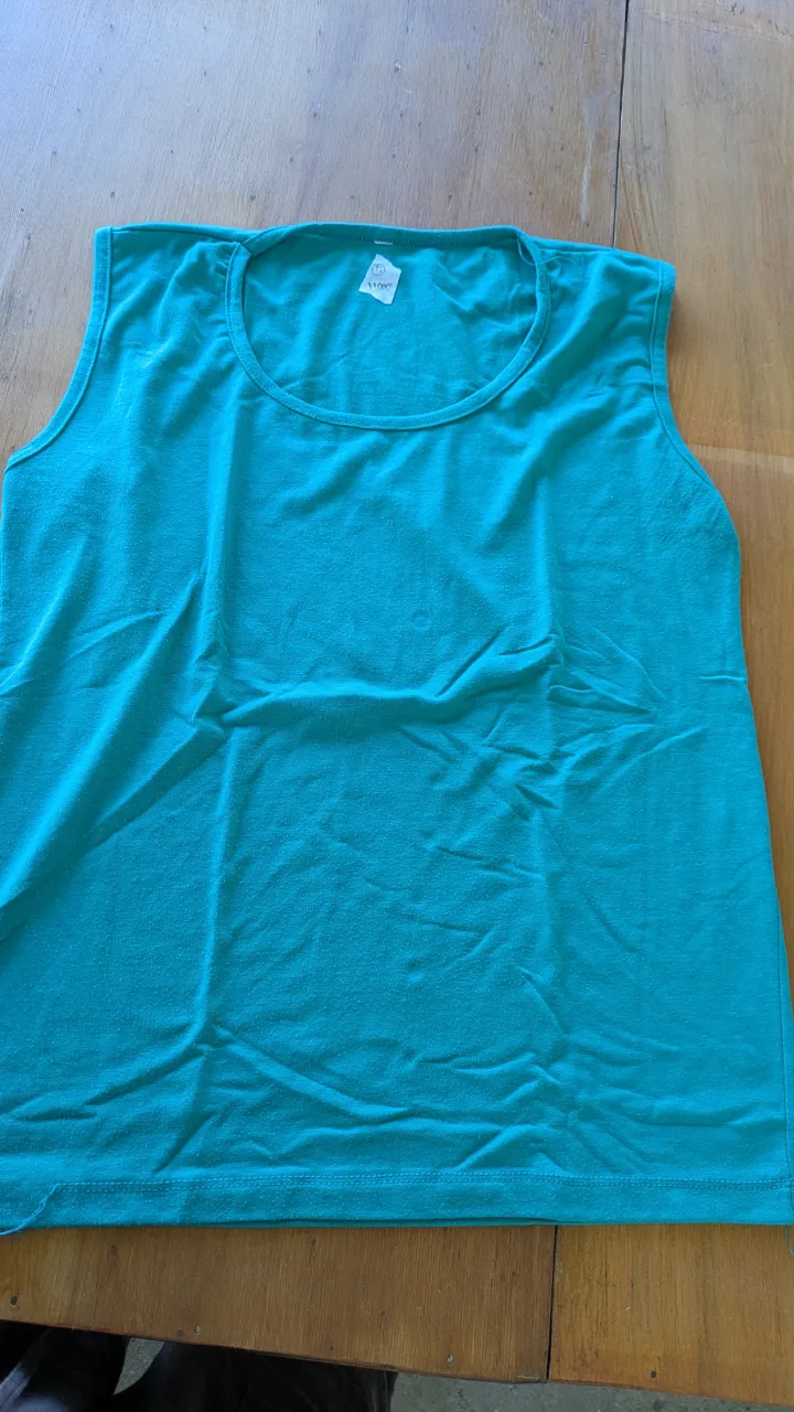 Musculosa de color verde agua, ideal para el día a día o para hacer deporte. Su corte es clásico y cómodo, perfecta para combinar con shorts o jeans.