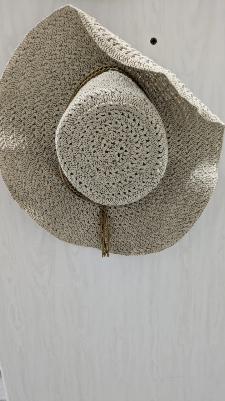 Sombrero simil tejido con cinta de cuero y flecos.