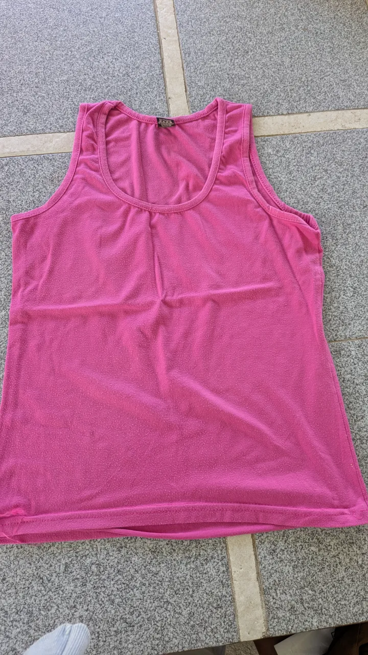 Musculosa de color rosa vibrante.