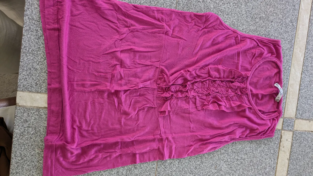 Remera fucsia con volados en el frente.