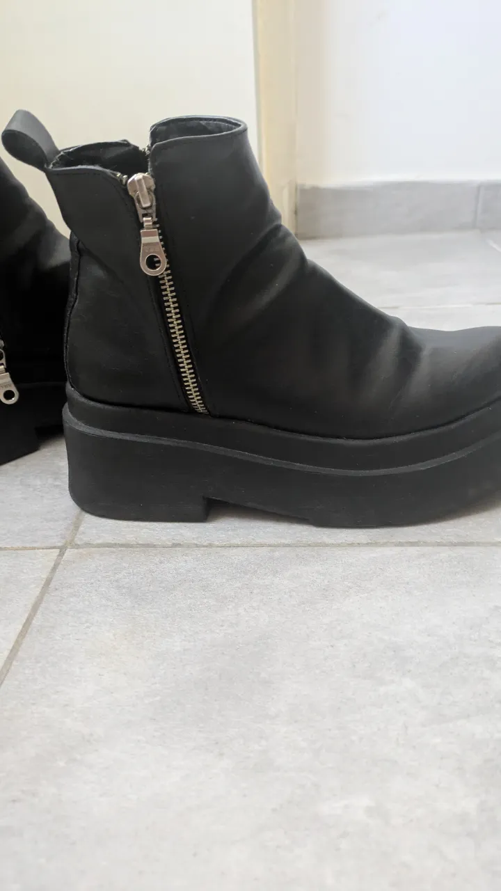 Botines negros con plataforma y cierre lateral. Ideales para un look moderno y urbano.