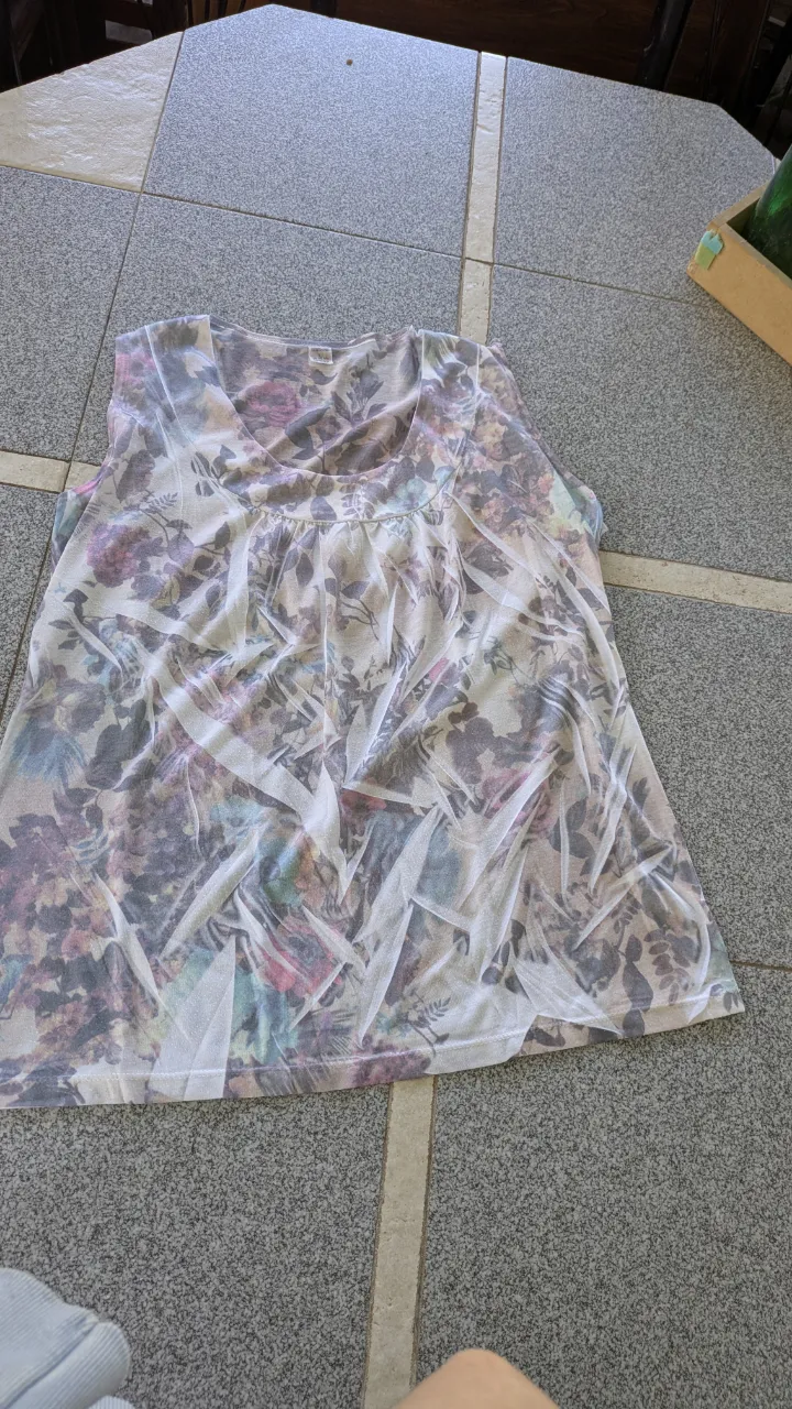 Remera sin mangas con estampa floral multicolor.