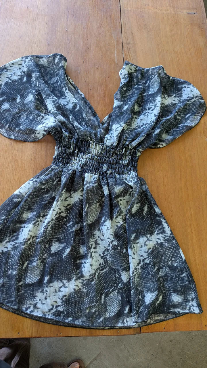 Vestido estampado súper fresco y liviano, ideal para el día o una salida casual. Posee un diseño vibrante y un corte que estiliza la figura. ¡Un must have para tu guardarropas!