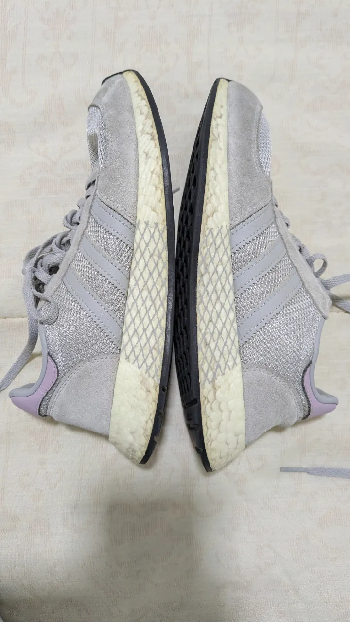 Zapatillas Adidas I-5923 en color gris, con detalles en blanco y lila. Diseño retro running, ideales para un look casual y cómodo.