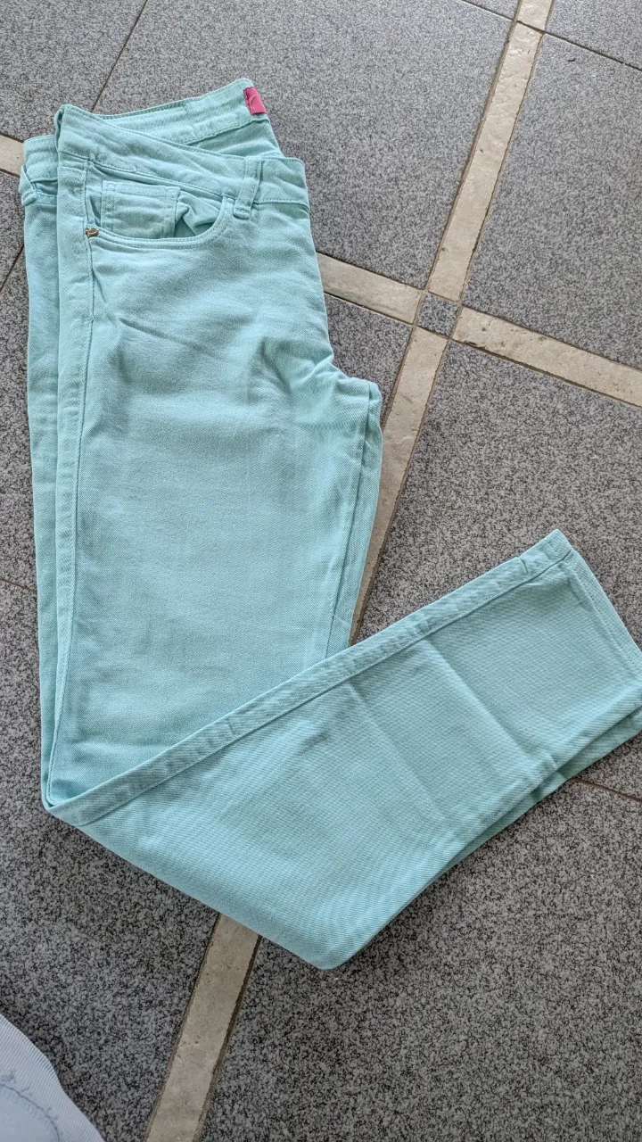 Jeans color celeste. Cierre y botón.