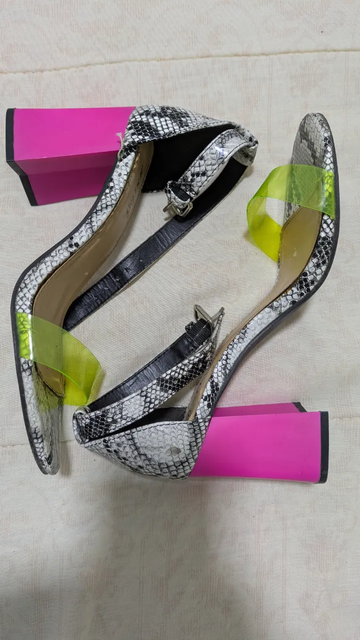 Sandalias de mujer con estampado de serpiente, taco fucsia y detalles transparentes. Marca JustFab, ideales para fiesta.