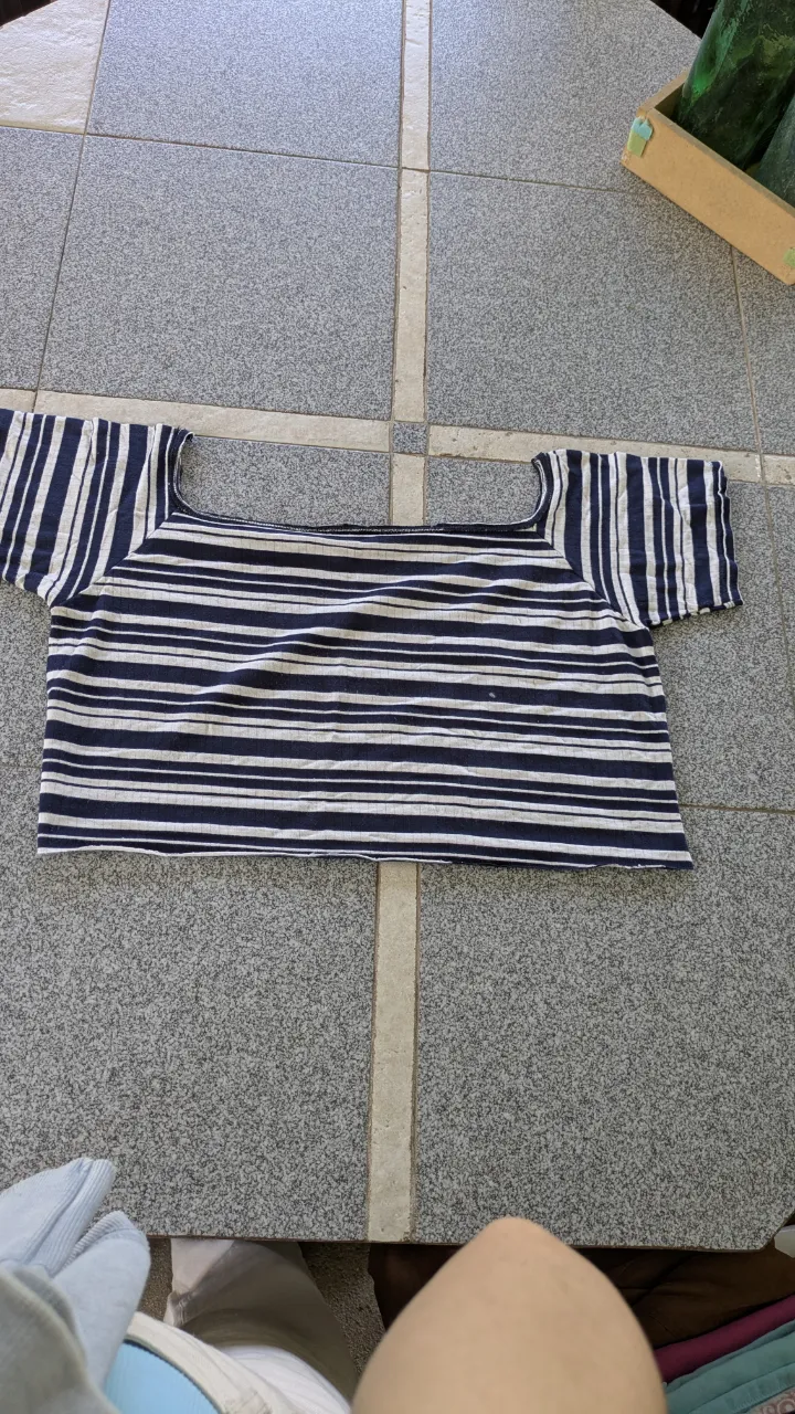 Remera a rayas de manga corta y escote cuadrado.