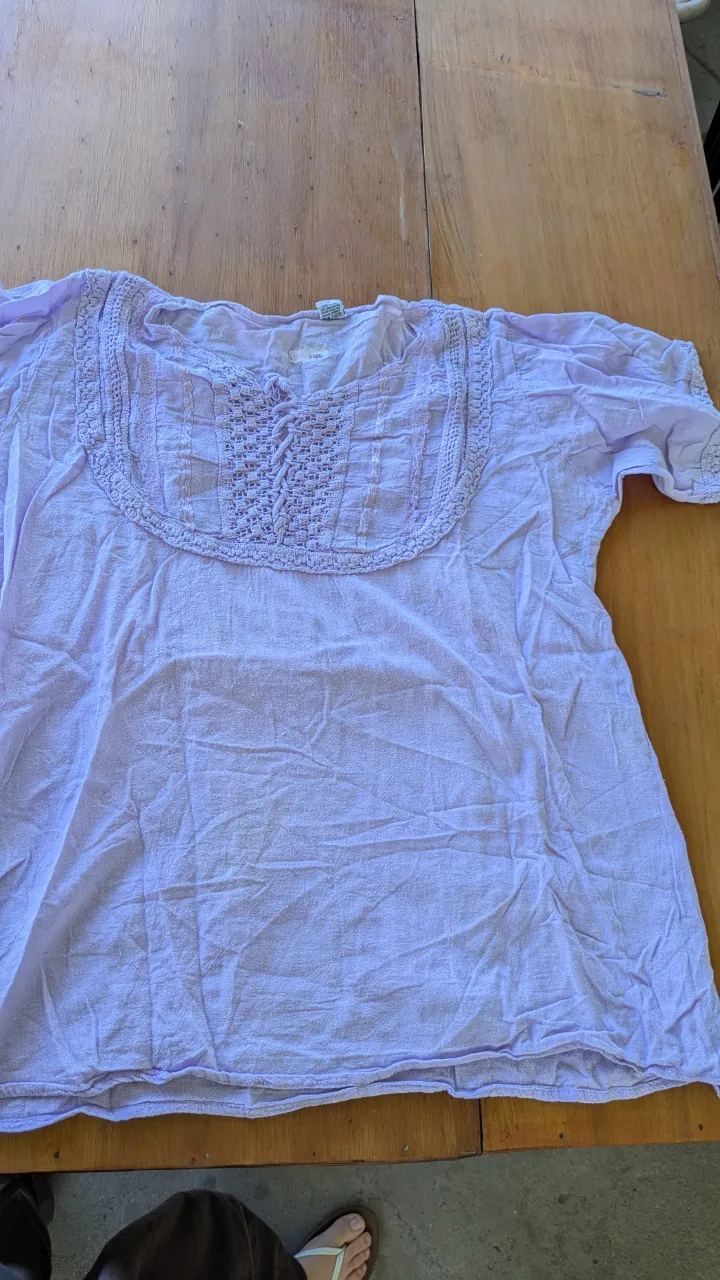 Remera de algodón color lavanda, con detalles de crochet en el cuello y mangas. Ideal para un look fresco y casual. talle 2 grande.