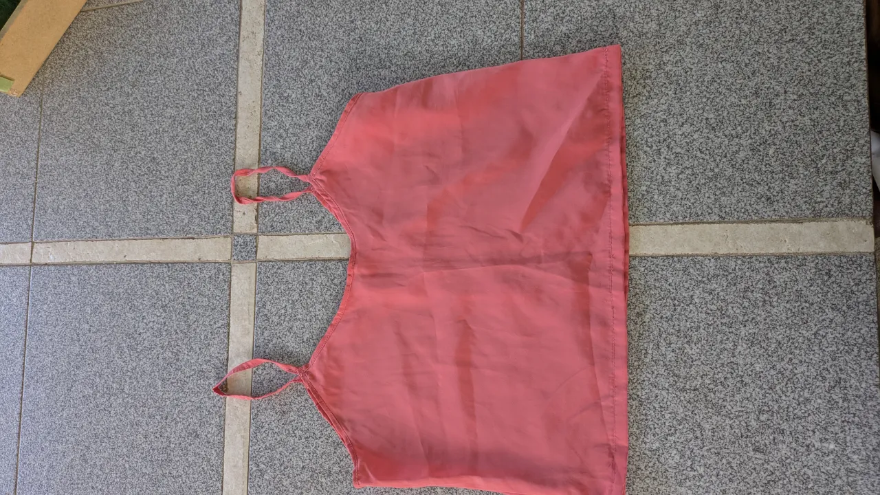 Musculosa rosa con tiras finas.