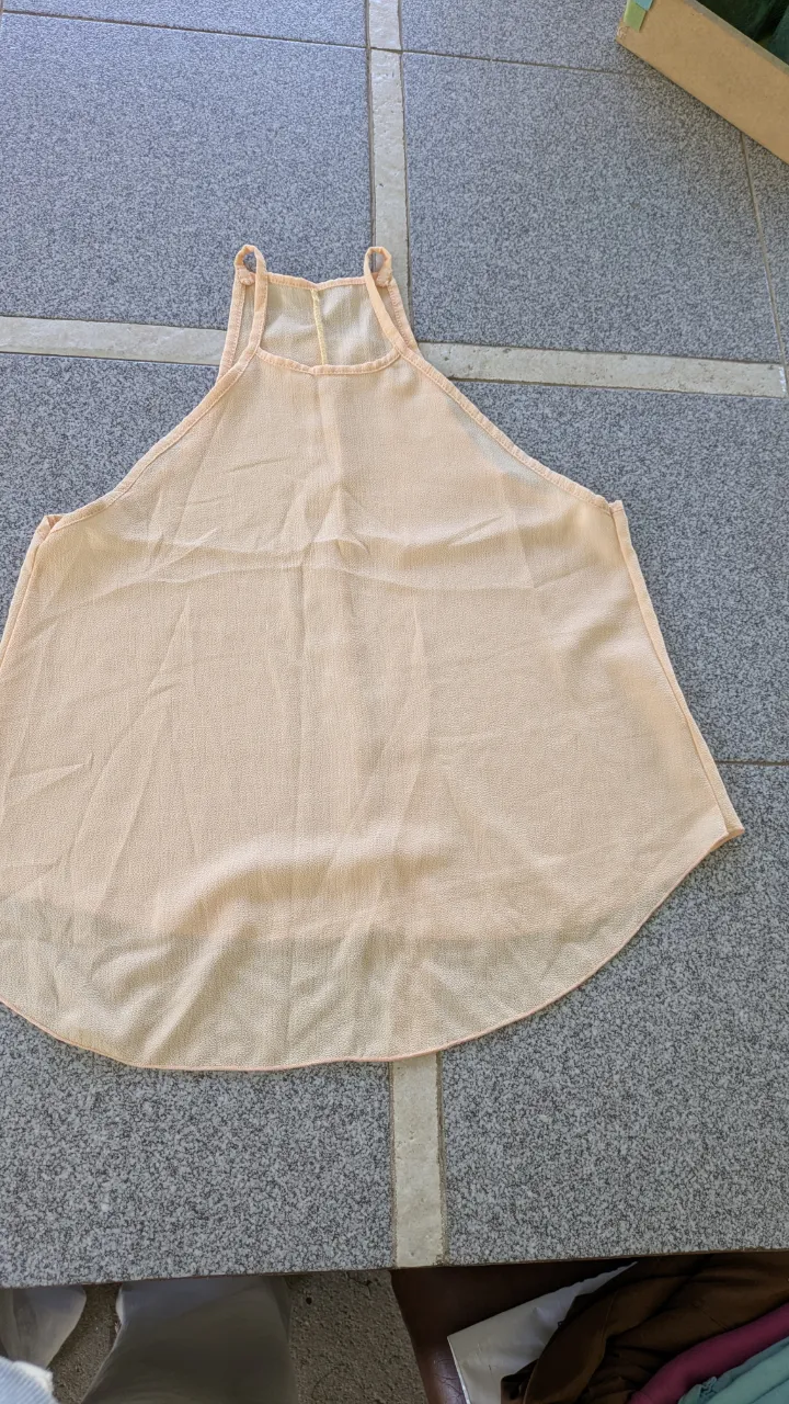 Musculosa color salmón con tiras finas y escote redondo.