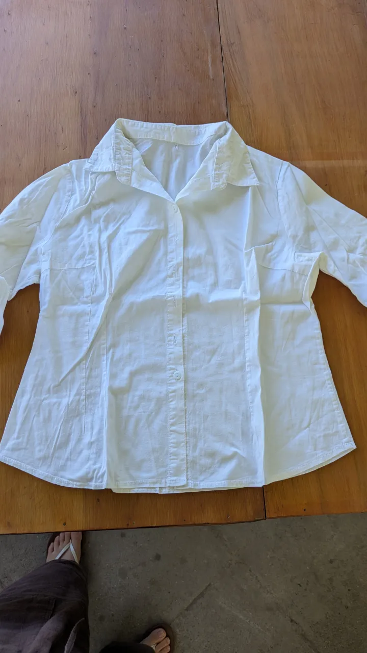 lote de 5  Camisas blancas de vestir, manga 3/4 y  larga con puño y botones. Perfecta para un look elegante y formal, ideal para el trabajo o eventos especiales. Su diseño clásico la hace versátil y fácil de combinar. talle 4 pero se ven como M 