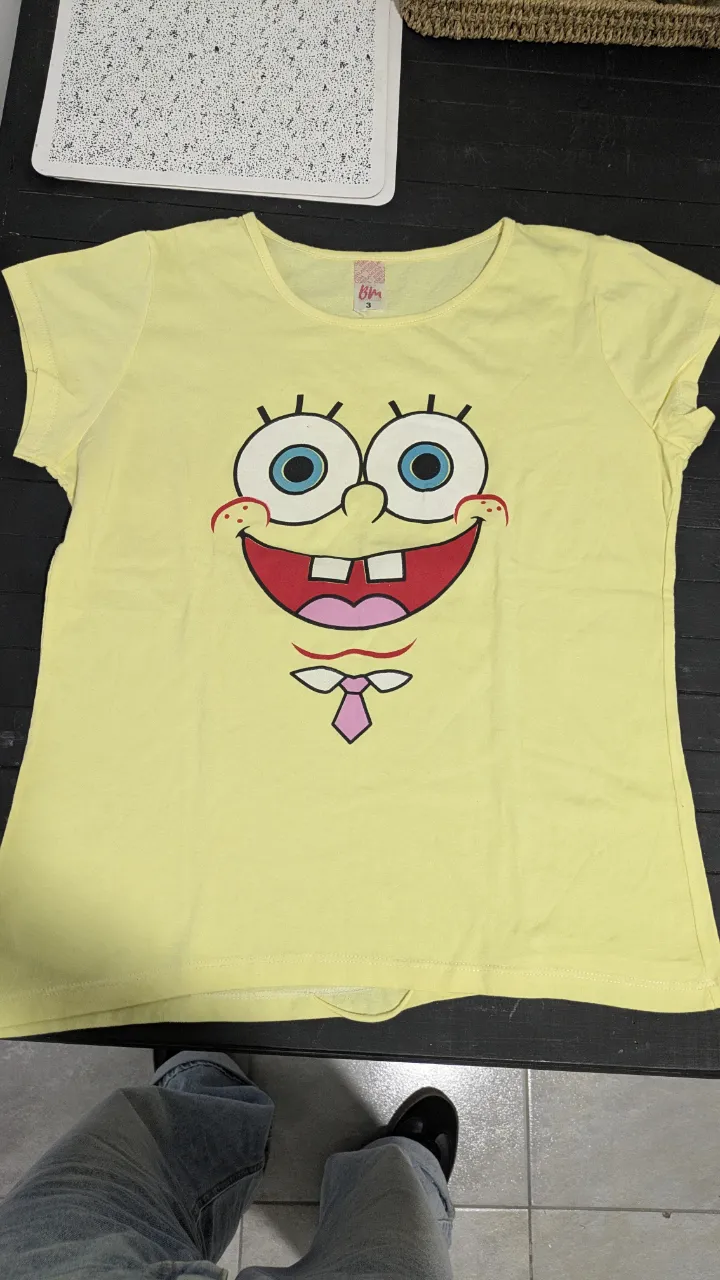 Remera amarilla de manga corta con estampa de Bob Esponja en el frente.