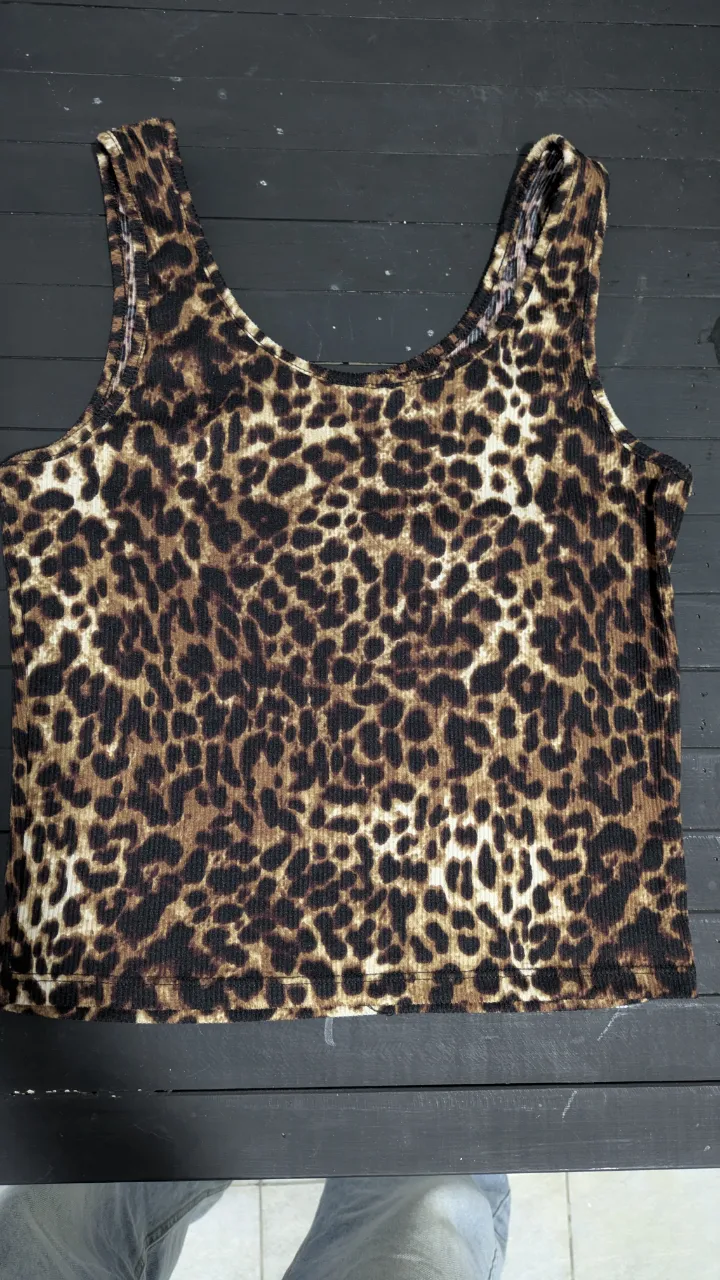 Musculosa con estampa de leopardo.