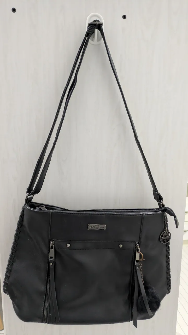 Cartera bandolera negra con detalles de costura y cierre. Interior con estampado floral. Ideal para uso diario.