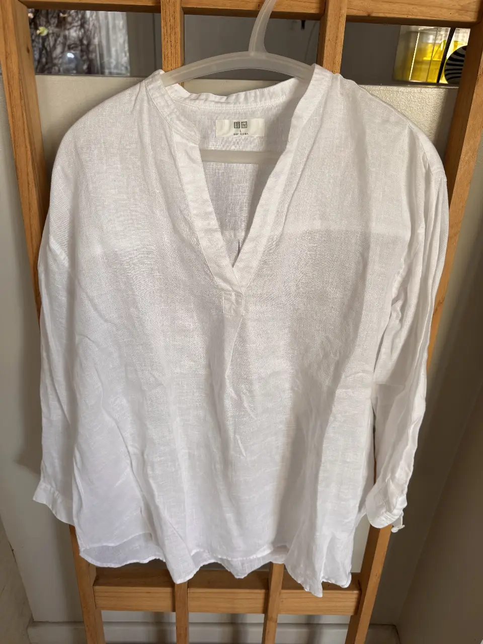 Blusa de lino blanca con cuello en V, ideal para un look casual y fresco. Perfecta para el verano, esta blusa es cómoda y versátil, ideal para combinar con diferentes outfits.