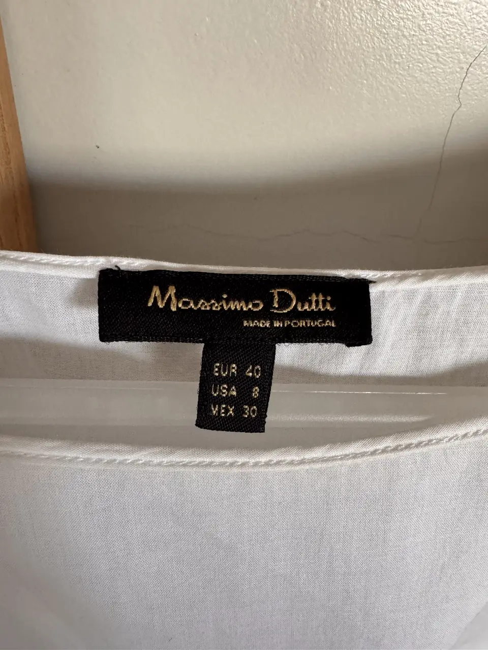 Blusa blanca de manga larga abullonada, ideal para un look elegante y cómodo. Confeccionada en tela suave y de calidad, perfecta para combinar con diferentes outfits.