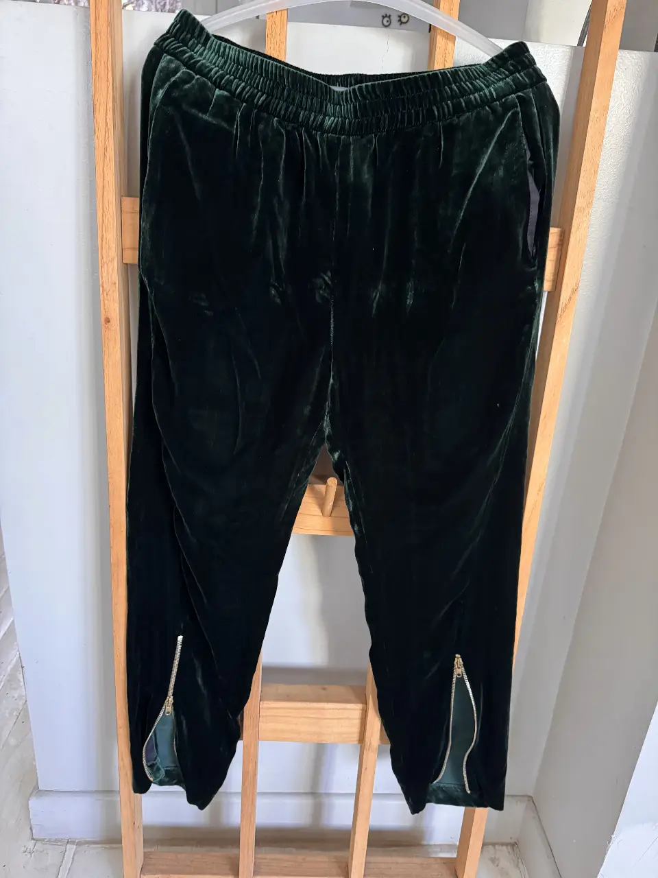 Pantalón de vestir Sandro Paris de terciopelo verde oscuro, con cierre en los tobillos y cintura elastizada. Talle 3.