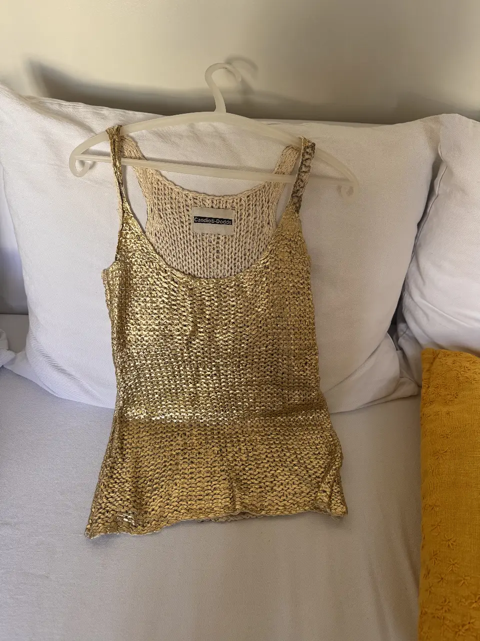 Top dorado tejido, ideal para fiestas o eventos especiales. Diseño artesanal y elegante.