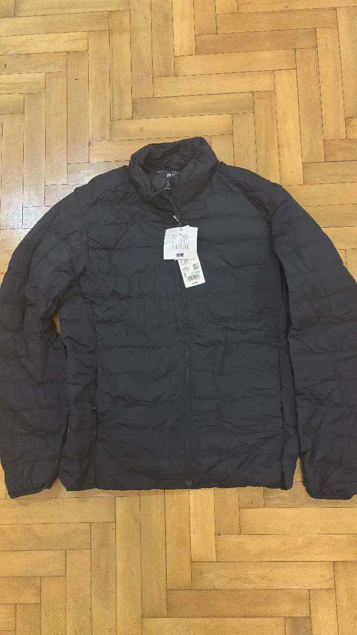 Campera de pluma negra Ultra Light Down de Uniqlo, ideal para el invierno. Talle S.