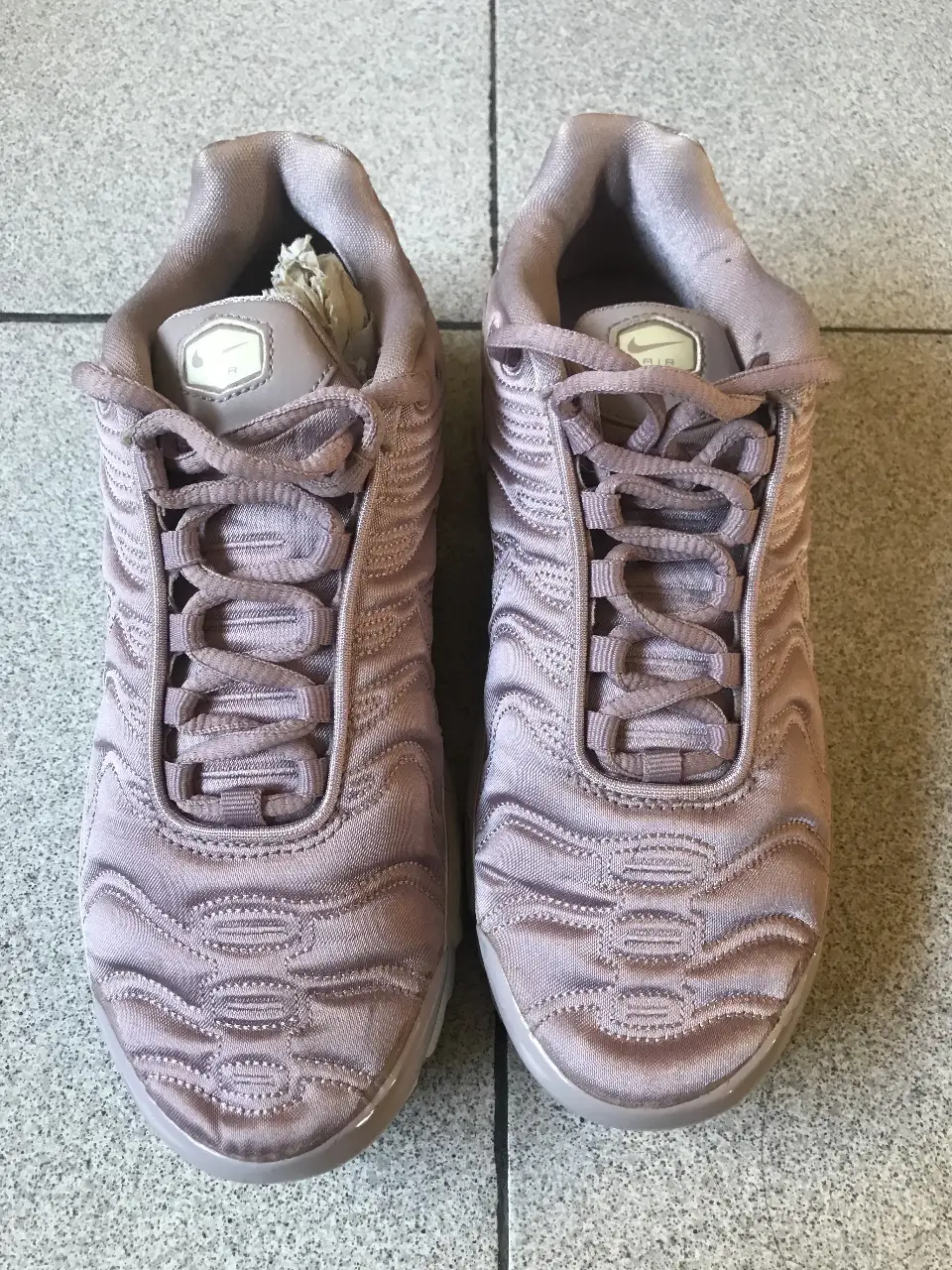 Zapatillas Nike Air Max TN en color rosa, ideales para un look urbano y deportivo. Con su diseño icónico y la tecnología Air Max, ofrecen comodidad y estilo.