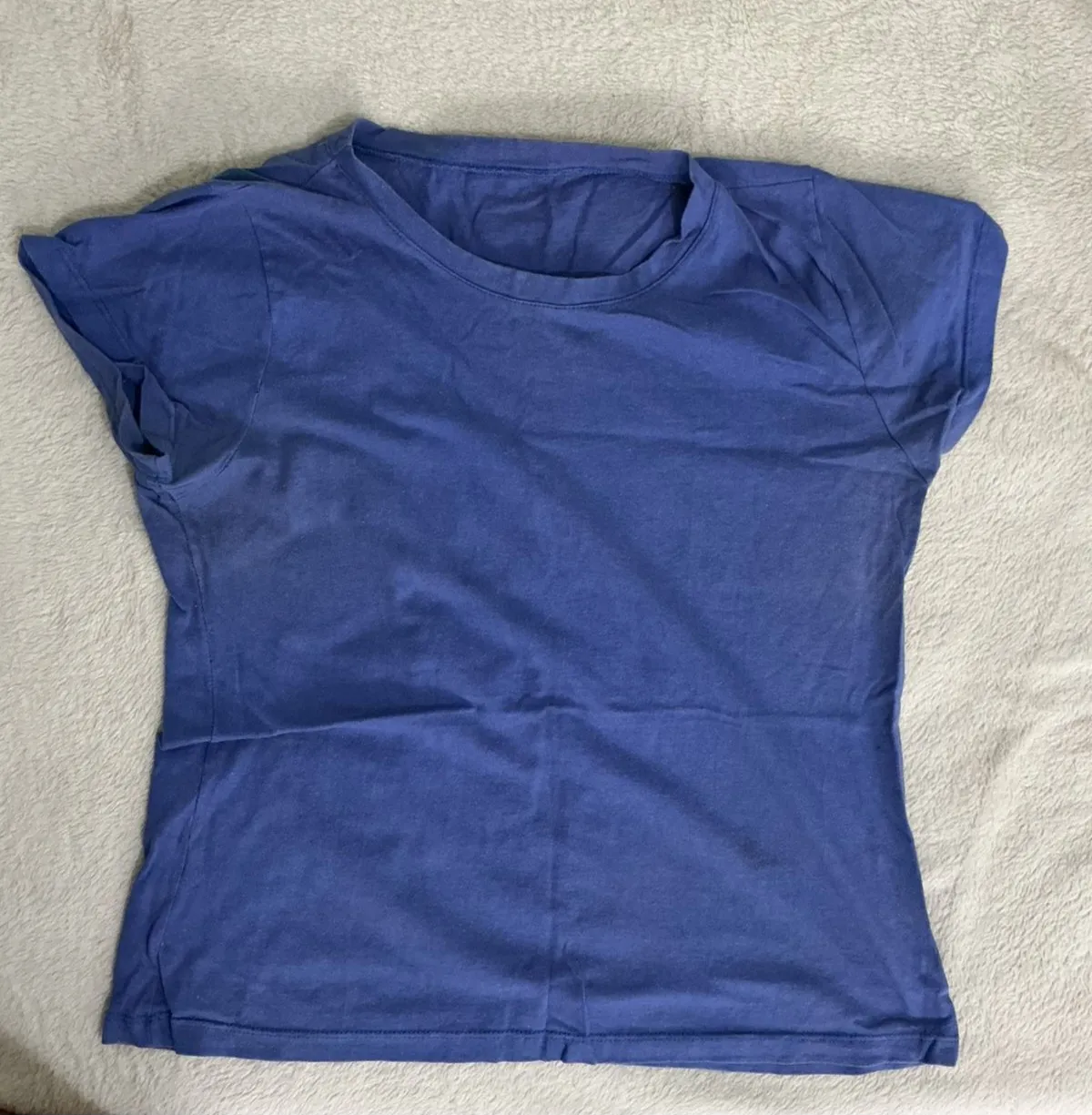 Remera azul con estampa de alas y la palabra "ANGELS" en la espalda. Ideal para un look casual y con onda.