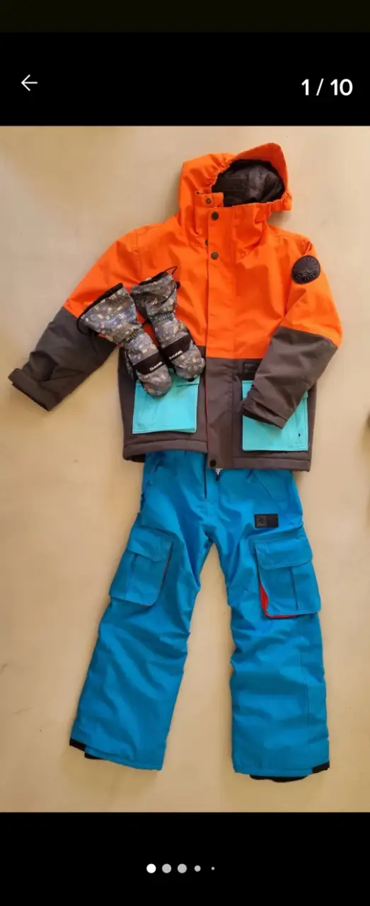 Conjunto de ski para niño, campera naranja con detalles en gris y azul turquesa, pantalón azul turquesa con bolsillos cargo. Incluye guantes.