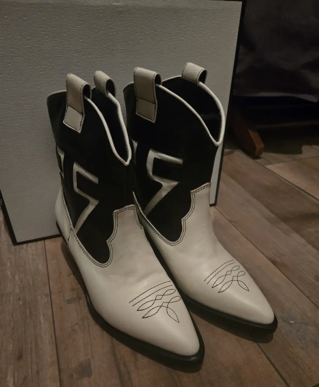 Botas texanas de cuero blanco y negro, con detalles de diseño y talle 35. Marca Sarkany.