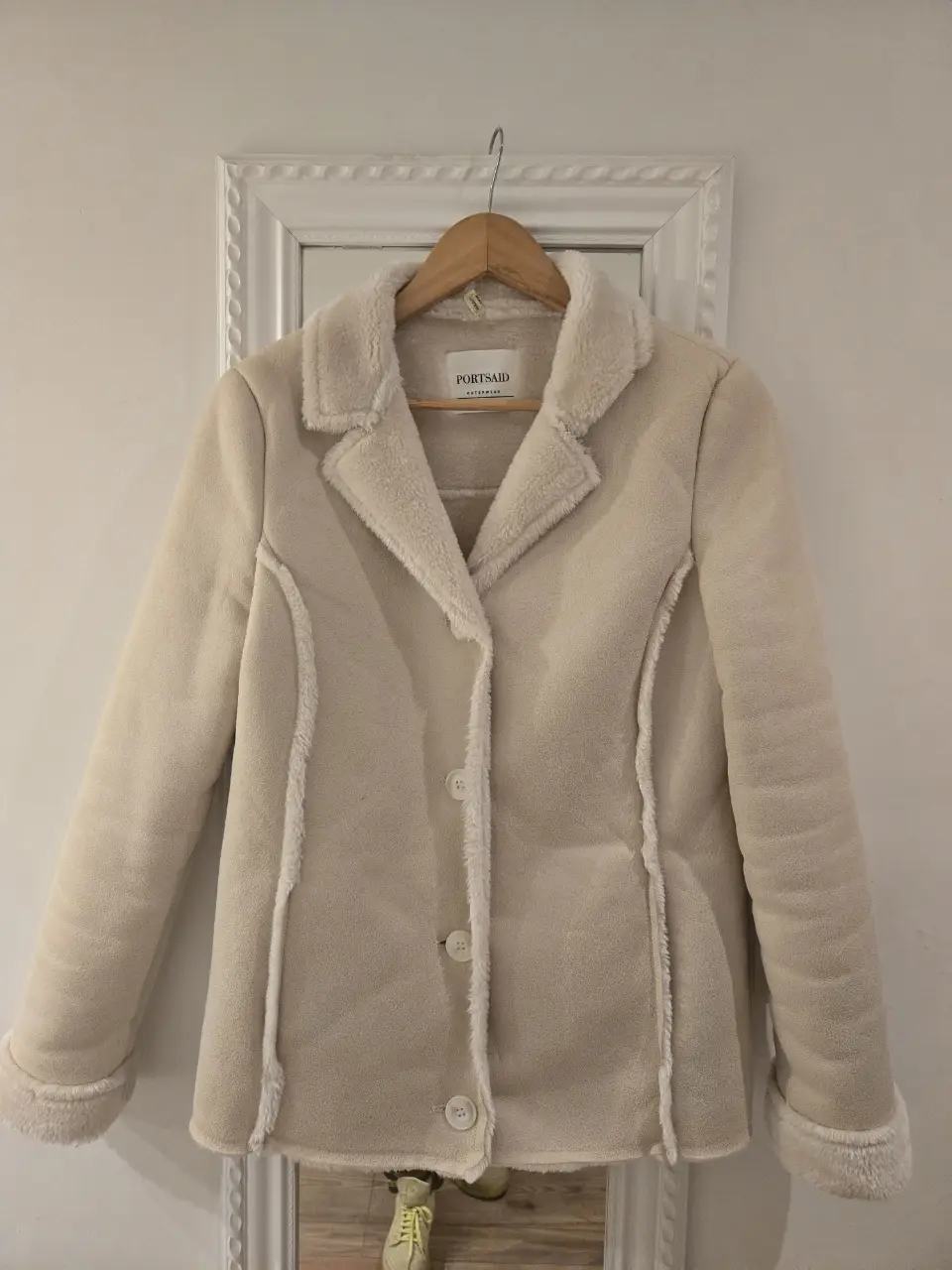 Campera tipo bomber de mujer, color crudo, con forro de piel sintética. Marca PortsAid. Talle XS.