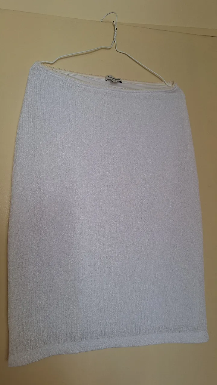 Pollera lápiz blanca de la marca Gloria Vanderbilt, talle 2. Ideal para un look elegante y versátil.