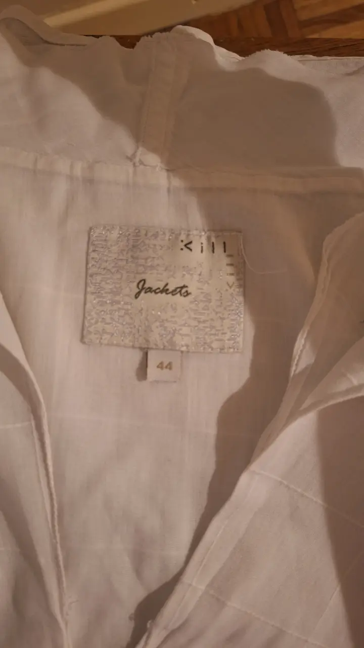 Blusa blanca con botones, de la marca <ill_>, talle 44. Ideal para un look casual y elegante.